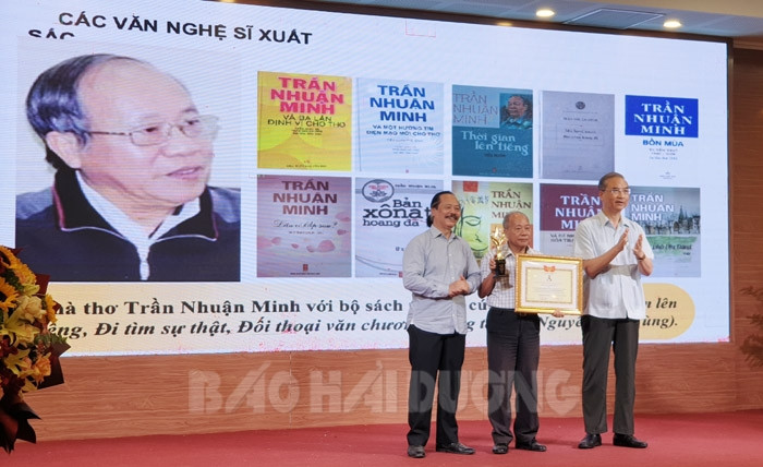 Nhà thơ Trần Nhuận Minh nhận Giải thưởng Đào Tấn về 3 công trình nghiên cứu văn hóa và lịch sử xứ Đông xưa